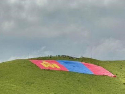Монгол Улсын төрийн далбааг уулан дээр дэлгэж, Гиннесийн дээд амжилтыг шинэчлэн тогтоолоо