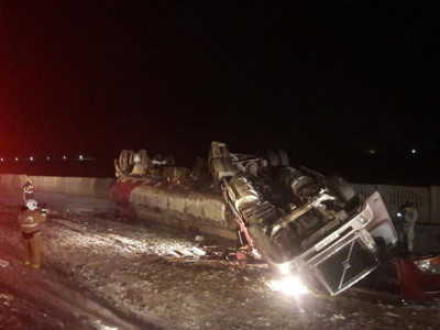 Өвөрхангай аймагт шатахуун тээвэрлэж явсан автомашин осолдон 5 тн орчим шатахуун асгарчээ
