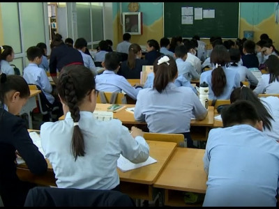 Монголд сургууль хүрэлцээгүй, Солонгост сургуулиуд хүүхэдгүй болж хаагдаж байна