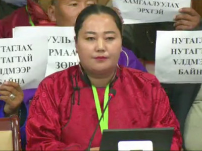 Иргэн М.Саранцэцэг: Миний хувьд мөнгө бол зүгээр л цаас. Цаас үйлдвэрлэхэд мод хэрэгтэй. Модгүй бол усгүй. Усанд уран орвол яах юм бэ?