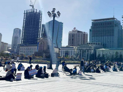 Багш нар баярын өдрөөрөө ээлжит тэмцлээ өрнүүлэв