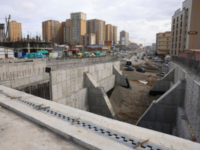 Гэмтлийн эмнэлгийн баруун талд барьж байгаа гүүрэн байгууламж энэ сард ашиглалтад орохгүй