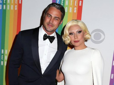Лэди Гага нөхрийнхөө овгийг авна
