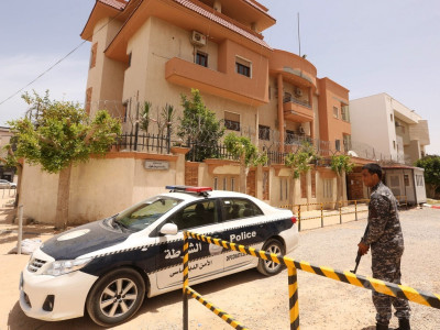 Тунис Ливи дэх консулын газраа хаалаа