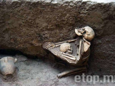 Хүүхдээ тэврээд нас барсан 4000 жилийн настай эмэгтэйн араг яс олжээ
