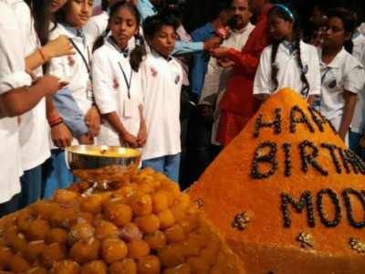 Нарендра Модигийн төрсөн өдрөөр 375 кг бялуу бэлэглэжээ