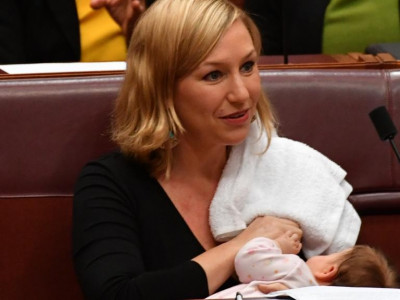 Австралын парламентын гишүүн танхимд хүүхдээ хөхүүлжээ 