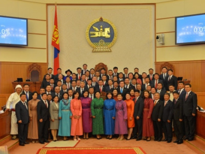 Өнөөдрийн Монголыг цагаан захтны гэмт бүлэглэлүүд удирдаж байна