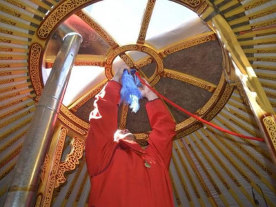 Монгол Улсын начин Д.Цэрэнтогтох цолны хишиг болгож өрх толгойлсон эмэгтэйд гэр бэлэглэжээ