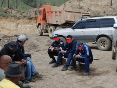 Бугант тосгоны “35-ын ам” гэдэг уурхайд хятад хөрөнгө оруулагч монгол залууд ЗОДУУЛЖЭЭ