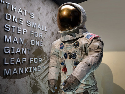 Нейл Армстронгийн сансрын өмсгөлийг олон нийтэд дэлгэв