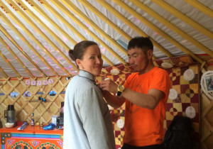 Люсинда Эми Скот: Аз жаргалтай гэр бүл болон амьдрана гэж байсан Монгол орноос бид явахаас өөр аргагүй боллоо