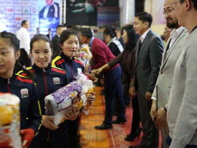 Имарт “Олимпийн гараа” тэмцээний бага насны боксчдыг дэмжиж бэлэг бэлэглэлээ