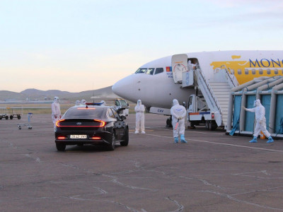 Казахстанаас ирсэн нэг иргэн зорчигчдыг онгоцноос буулгах ажлыг саатуулсны улмаас цагдаагийн машин улаан бүс рүү нэвтэрчээ
