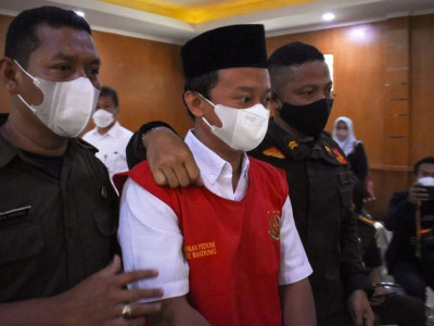 13 шавь охиноо хүчиндсэн Индонезын шашны сургуулийн багш цаазын ял сонсжээ