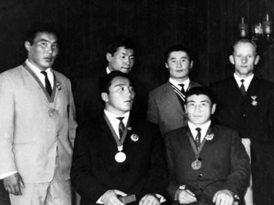 Монголын тамирчид Олимпын анхны медалиа хүртэж байлаа